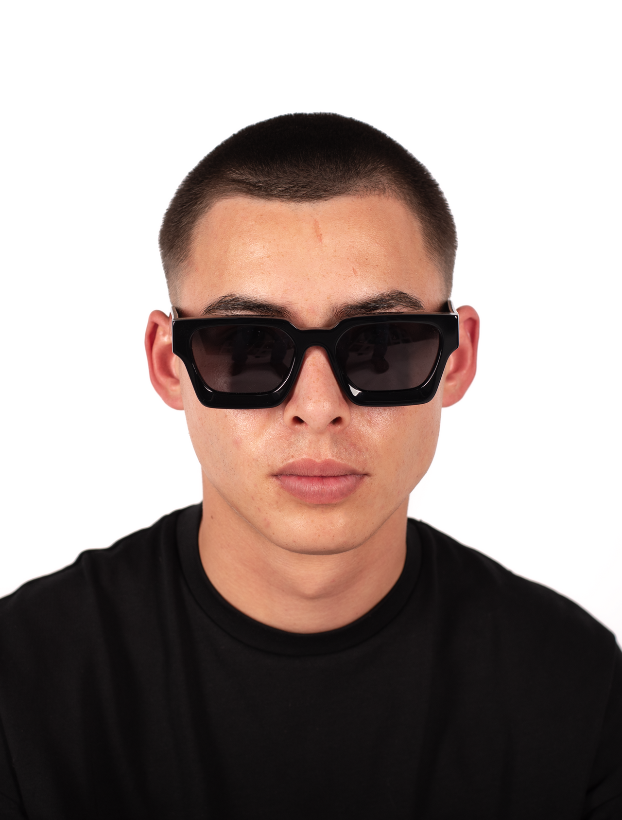 SCHWARZE SONNENBRILLE